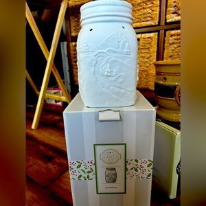 Gently used Let It Snow Scentsy warmer